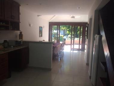 Casa Condomínio com 04 quartos 200 metros da Praia de Manguinhos