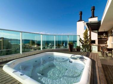 Boulevard Bombinhas condomínio com lazer piscina aquecida frente avenida a poucos passos da praia de Bombinhas