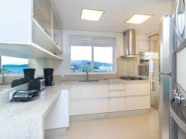 Boulevard Bombinhas condomínio com lazer piscina aquecida frente avenida a poucos passos da praia de Bombinhas