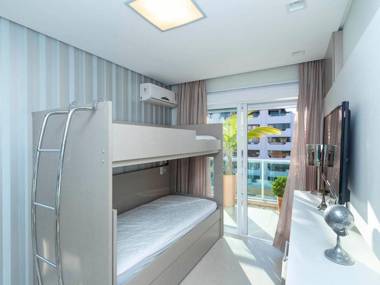 Boulevard Bombinhas condomínio com lazer piscina aquecida frente avenida a poucos passos da praia de Bombinhas