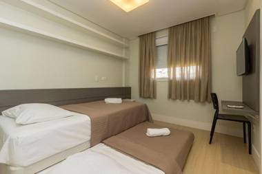 Boulevard Bombinhas 215-C - Sofisticado Apto 3 dorms 6 pessoas Condomínio de Luxo com Piscina e Jacuzzi