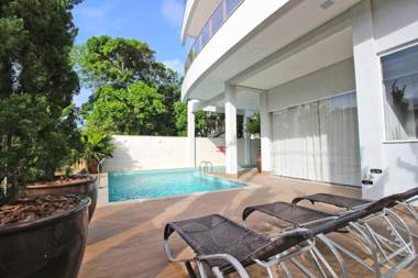 Infinity - Poucos passos da Praia de Mariscal Excelente apartamento em condomínio com piscina - 4 pessoas