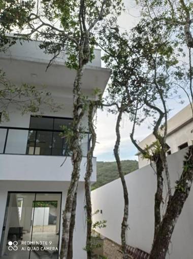 Casa com dois pavimentos nova em Mariscal