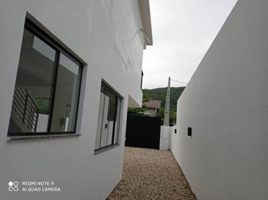 Casa com dois pavimentos nova em Mariscal