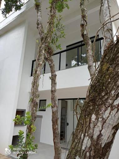 Casa com dois pavimentos nova em Mariscal