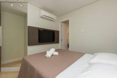 Boulevard Bombinhas 121-D - 50m do mar & frente à avenida principal - Condomínio de Luxo - Piscina Climatizada - Jacuzzi