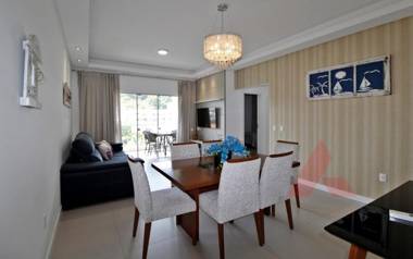 1077 Excelente opção com duas suítes no centro de Bombinhas