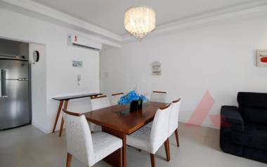 1077 Excelente opção com duas suítes no centro de Bombinhas