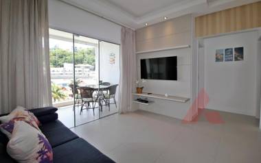 1077 Excelente opção com duas suítes no centro de Bombinhas