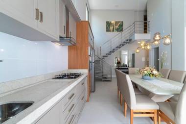 Apartamento 3 suítes com jacuzzi no centro de Bombinhas