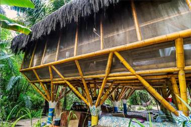 Universo Pol Bamboo Hostel