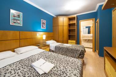 GRAMADO SOLAR REAL - 2 apts de 2 quartos no mesmo prédio cada um comporta até 7 pessoas - IDEAL PARA GRUPOS - central - IDEAL PARA ANDAR A PÉ - nesta plataforma desde janeiro de 2015 oferecemos CREDIBILIDADE - seu PET é bem-vindo - GARAGEM COBERTA