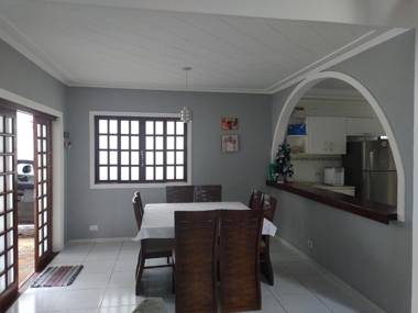 Linda Casa 3 quartos acomoda 10 pessoas há 15 km da praia da Enseada