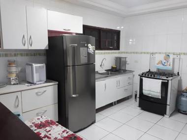 Linda Casa 3 quartos acomoda 10 pessoas há 15 km da praia da Enseada