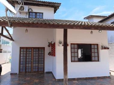 Linda Casa 3 quartos acomoda 10 pessoas há 15 km da praia da Enseada