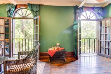 Colonial Suite @ Mahogany Hall