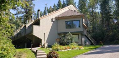 Fall Price Drop on Now! Daily! Monthly! - Akiskinook Waterfront Resort -1 Br Condo - Sleeps 5! Beach Tennis Squash Pickle Ball MarinaRadium Hot Spring Passes! Pet Friendly!