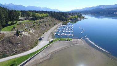 Fall Price Drop on Now! Daily! Monthly! - Akiskinook Waterfront Resort -1 Br Condo - Sleeps 5! Beach Tennis Squash Pickle Ball MarinaRadium Hot Spring Passes! Pet Friendly!