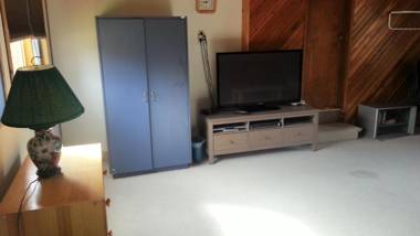 Family Hot Spring Passes - Invermere Lakeside 4 Br Mountain Home! Walk to Town Shopping Clubs Bakery Sandy Beach!Visit Radium Hot Springs