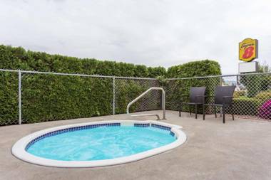 Super 8 by Wyndham Lake Country/Winfield Area