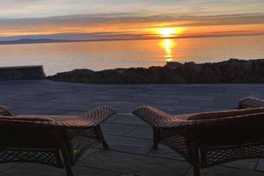 Otter Grotto 1 bed suite - Oceanfront Relaxation