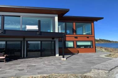 Otter Grotto 1 bed suite - Oceanfront Relaxation