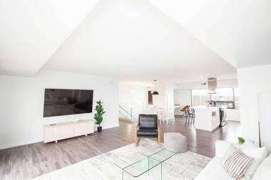 Spectacular 2bedroom and 2bath Penthouse with parking