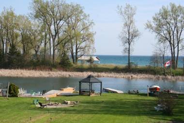 Hadovka Lakeside Inn