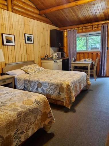 High Falls Motel & Cabins