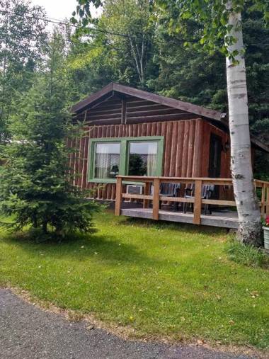 High Falls Motel & Cabins