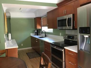 James Bay Inn Hotel Suites & Cottage