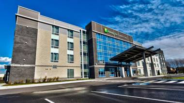 Holiday Inn Express & Suites Vaudreuil-Dorion an IHG Hotel