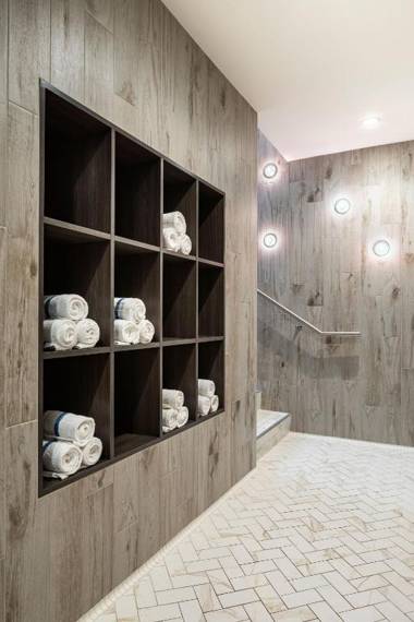 Level Yaletown - Richards