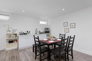 Cozy 3BDR Suite near Queen Elizabeth Park