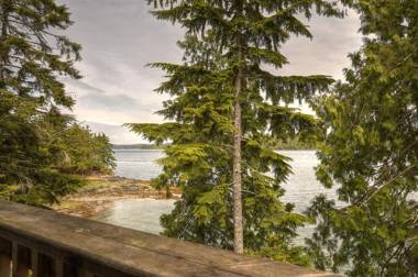 Waters Edge Shoreside Suites