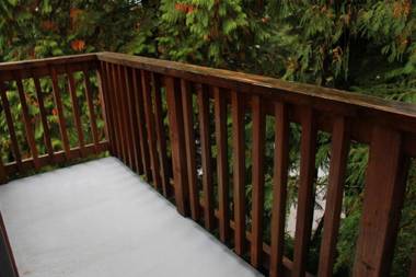 Waterfront 2 bedroom Cottage with Hot Tub!