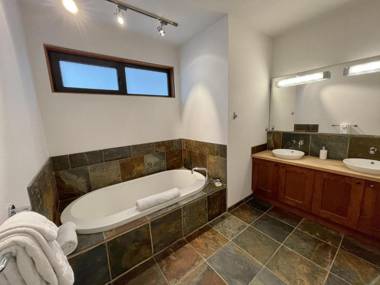 Luxury 1700sqf Villa overlooking Big Beach - Big Beach Villa