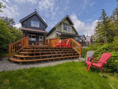 Bear Coast Cabin with Hot Tub Patio and Waterview