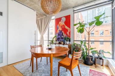 Spacious and Quiet Corner Apartment Downtown Toronto
