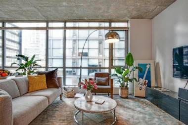 Spacious and Quiet Corner Apartment Downtown Toronto