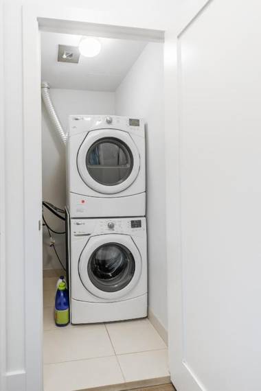 Stylish 1Br plus office Condo - CN Tower View