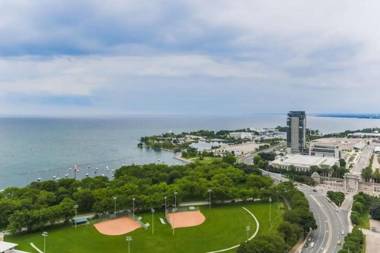 Instant Suites- Luxurious 1BR in Heart of Downtown with Balcony