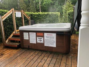 Adventure the Bruce Inn - Recently Renovated With Outdoor Hot Tub