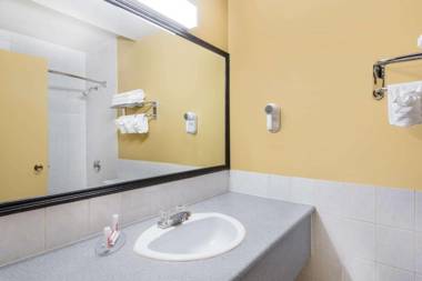 Super 8 by Wyndham Thunder Bay