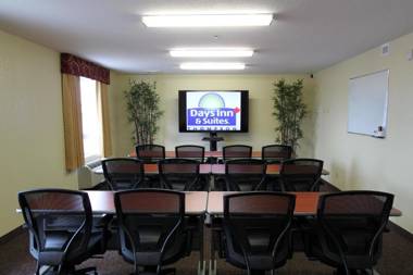 Days Inn & Suites by Wyndham Thompson