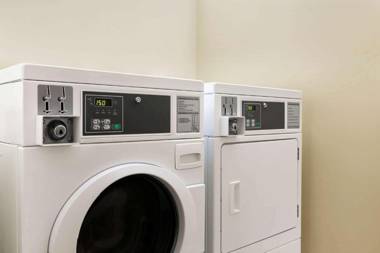 Days Inn & Suites by Wyndham Thompson