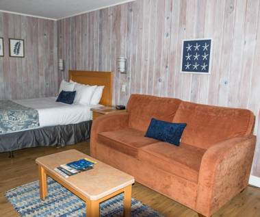 The Cedarwood Inn & Suites