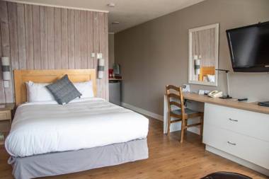 The Cedarwood Inn & Suites