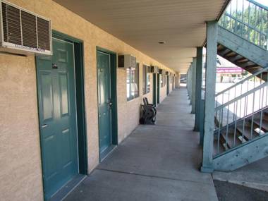 Super 8 by Wyndham Sicamous