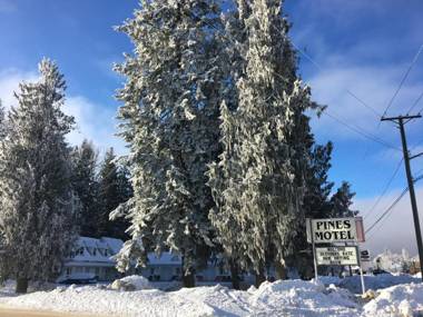 Pines Motel